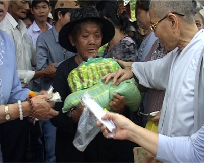 Gifts offered to the blind in Ninh Hoa