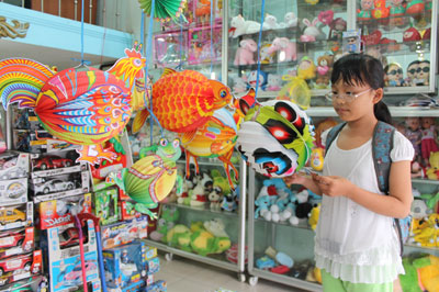 Local products regain domination in mid-autumn toy market