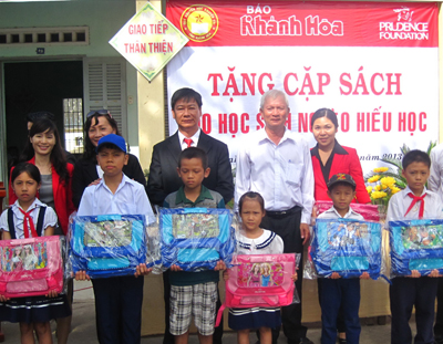 Prudential school-bags offered to students in Dien Khanh, Van Ninh