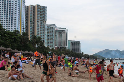 Nha Trang beach crowded during National Day holiday.