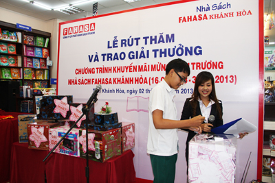 8 customers win lucky prizes of Fahasa Khanh Hoa