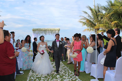 Jennifer and Joseph, an American couple, at their beach wedding in Diamond Bay Resort & Spa.