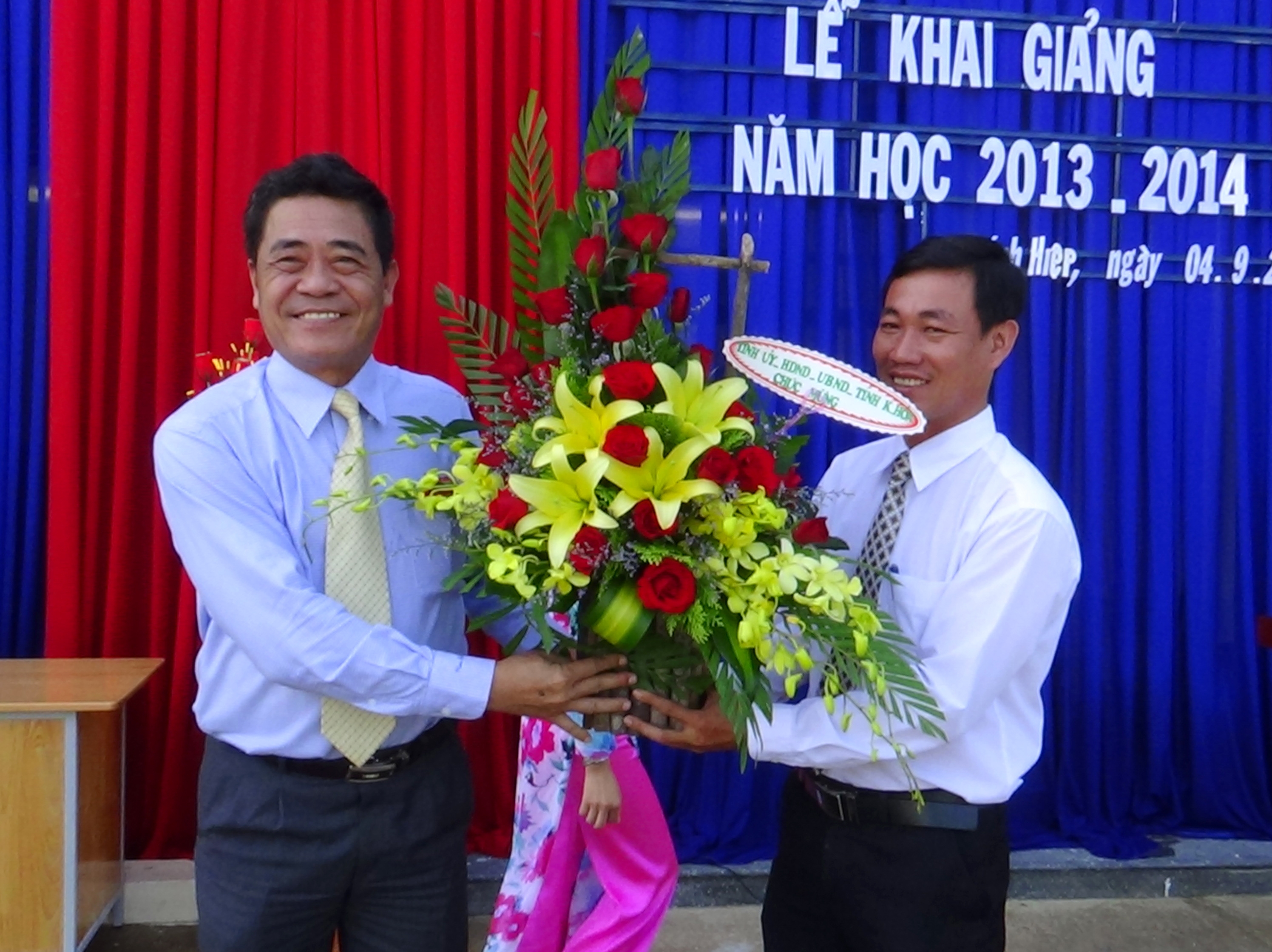 Chu Van An Junior High School starts new school year 2013 – 2014