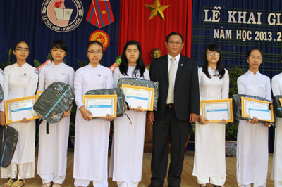Sacombank - Khanh Hoa Branch offers 50 scholarships to good students