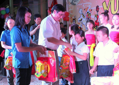 Poor children receive Moon Festival gifts