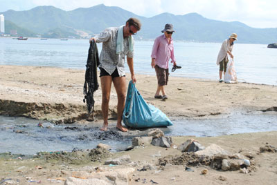 Joint effort to keep the beach tidy