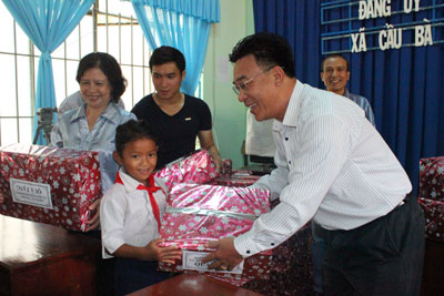 Khanh Hoa Social organizations offer children Moon Festival gifts