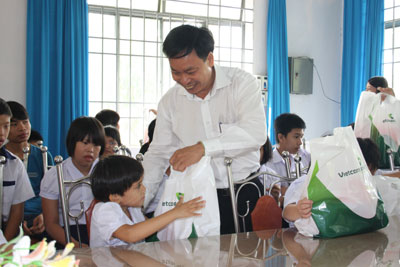 Vietcombank Nha Trang Branch offers 300 gifts to children