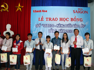 Sabeco and Khanh Hoa Newspaper grant 30 scholarships to disavantaged students