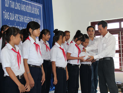 300 gifts offered to fishermen’s children in Nha Trang