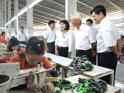 Đồng chí Nguyễn Chiến Thắng (thứ 2 từ phải sang) trò chuyện cùng công nhân đang làm việc tại Công ty TNHH Komega X.