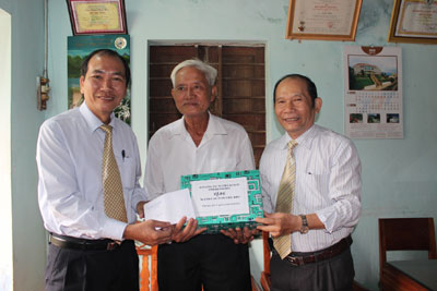 8 typical senior citizens receive gifts from Khanh Hoa People’s Committee Chairman