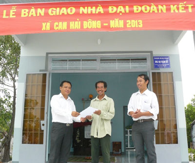 Hung Thinh Estate Corporation hands 2 houses over to the poor