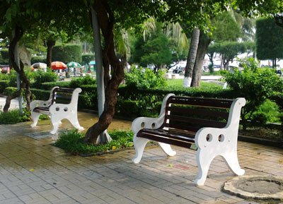Nha Trang installs 100 new benches to serve tourists