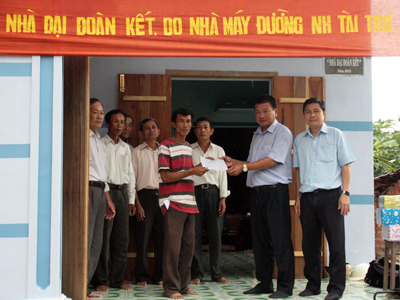 Ninh Hoa Sugar Joint Stock Company hands 32 houses over to the poor