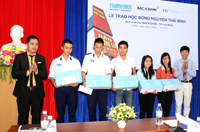 Thanh Nien Newspaper offers 22 scholarships in Nha Trang
