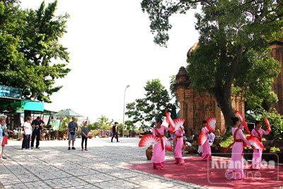 Tourists watch Cham dance at Ponagar Temple.