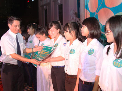 Vietttel Khanh Hoa Branch offers 100 bicycles to poor students