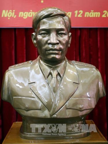 General Nguyen Chi Thanh's portrait statue displayed in Vietnam Military History Museum