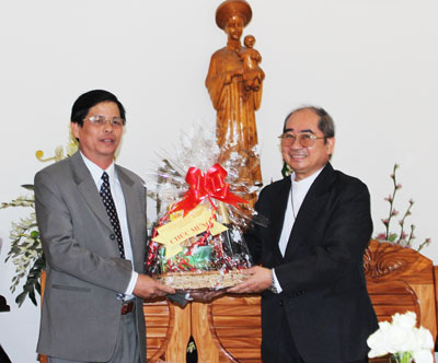 Khanh Hoa Deputy Party Secretary Nguyen Tan Tuan conveys Christmas greetings to parishioners