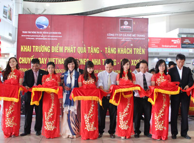 Giving gifts to air passengers from Nha Trang to Moscow