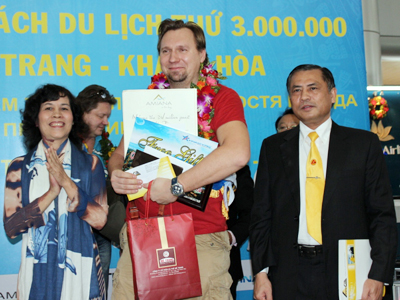 Khanh Hoa Province welcomes 3 millionth visitor of 2013