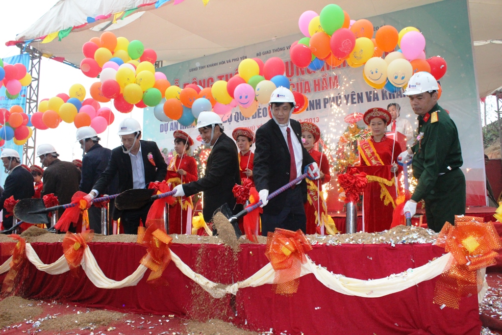 Work on &quot;Opening Ca Pass road tunnel&quot; construction