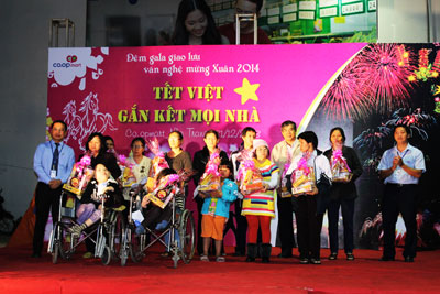 Co.opmart Nha Trang offers 20 gifts to Agent Orange victims