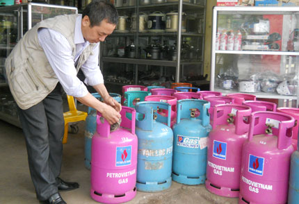 Gas price falls by VND43,000/12-kg tank