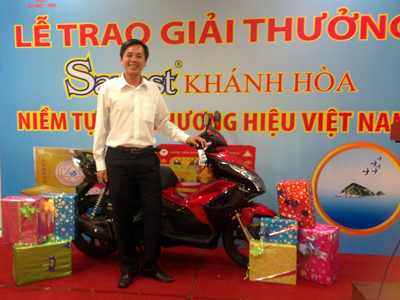 Khanh Hoa Salanganes Nest Company rewards lucky customer in southern region.