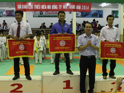 Nha Trang karate open tournament for teenagers and children: 17 sets of medals awarded