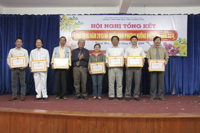 Khanh Hoa Provincial Cultural Center awards 10 collectives at ceremony of year-end summation