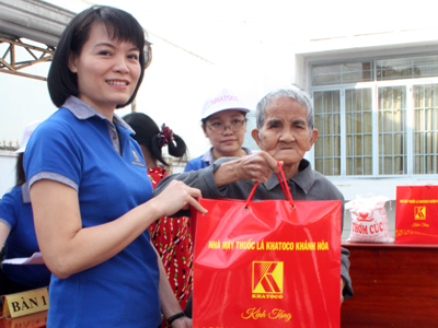 Khatoco Khanh Hoa offers 232 New Year gifts to the poor in Vinh Truong