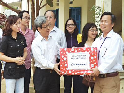 Gifts given to the poor in Son Trung Commune