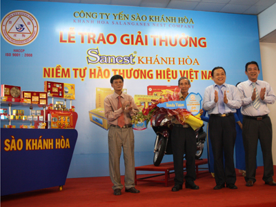 Nguyen Nam (second from the left), customer in Dien Khanh District, Khanh Hoa Province, receives a third prize.