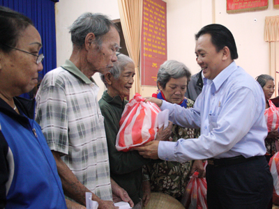200 gifts offered to poor residents in Vinh Nguyen Ward