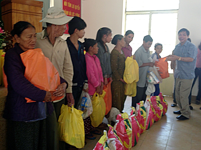 New Year gifts to the poor in Ninh Hai Ward