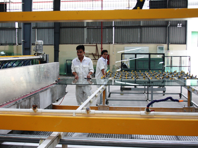 Producing tempered glass in Tan Minh Joint Stock Company.