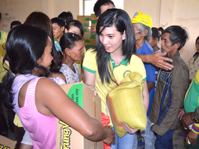 Huong Tu Group gives gifts to poor ethnic minority households