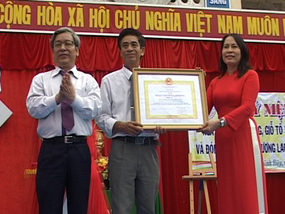 Hung Vuong Junior High School awarded second-class Labor Order