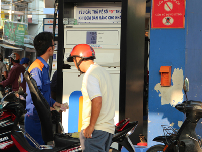 Petrol price rises by VND210/liter