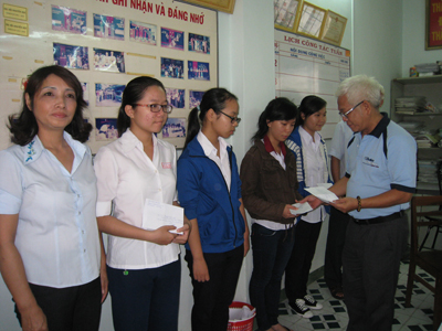 Thanh Hoa Charity Group offers scholarships to poor students