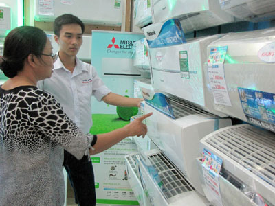 Buying air-conditioner in Chanh Bon Electronics Store.