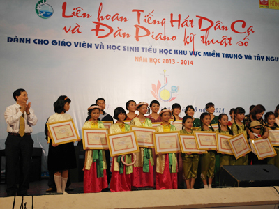 Khanh Hoa wins excellent prize at folk song and digital piano festival