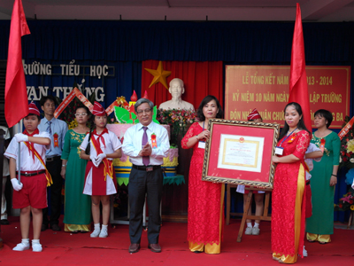 Van Thang Primary School awarded third-class Labor Medal