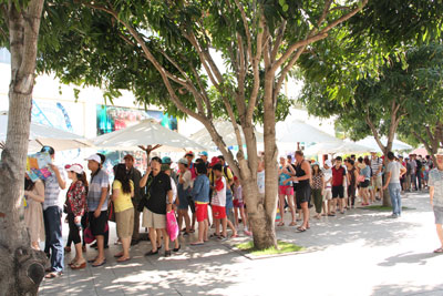 Tourists queueing up for Vinpearl Land.