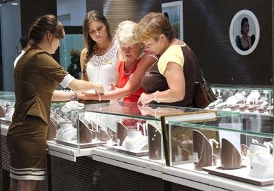 Tourists buying pearl jewelry at Long Beach Pearl Nha Trang.