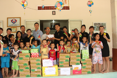 Michelia Hotel offers gifts to Thien Tam Charity House