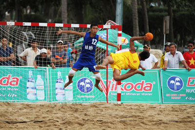 Ebullient atmosphere of beach handball tournament