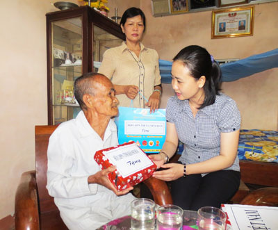 Khanh Hoa Provincial Women's Union visits 12 martyrs' families